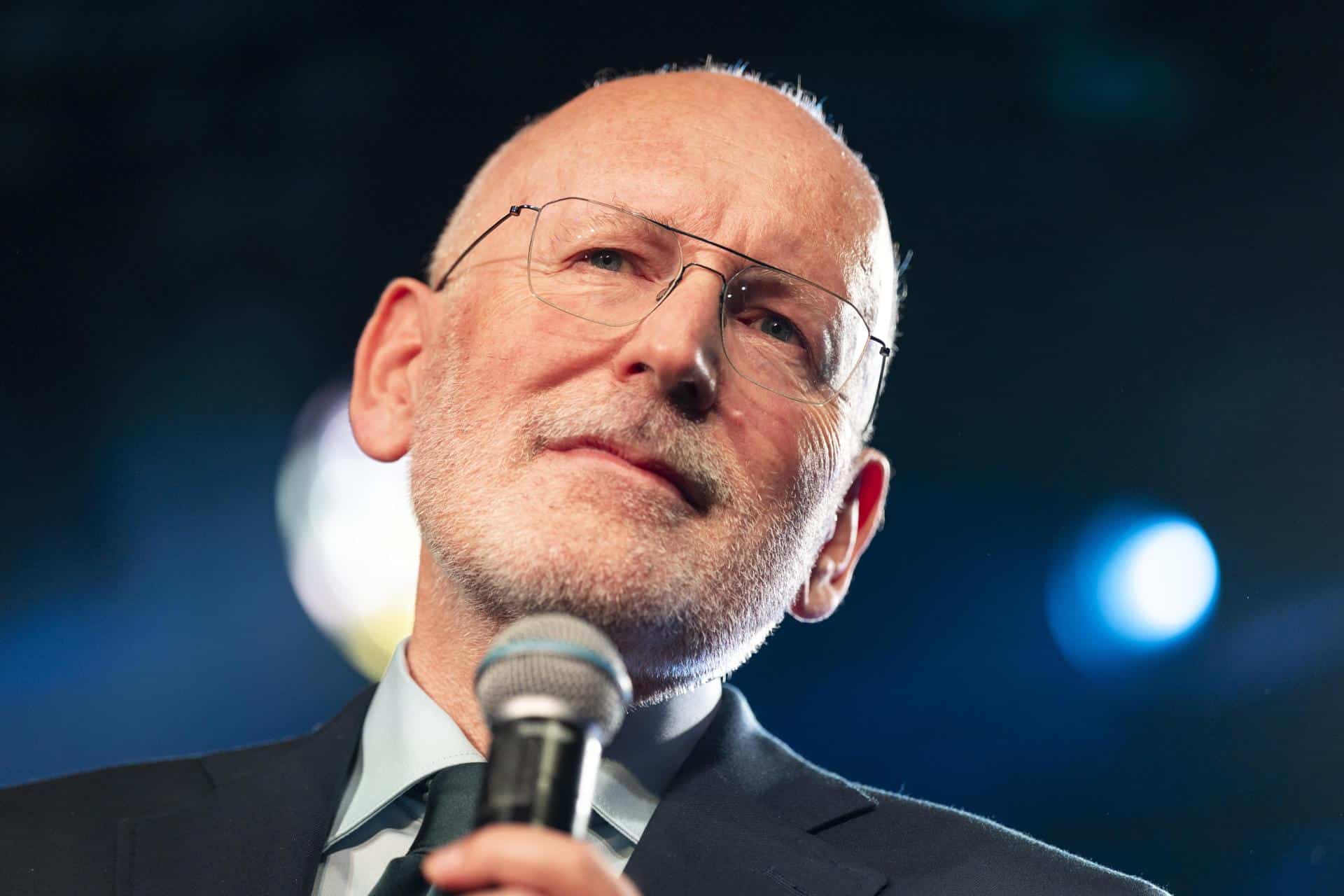 Frans Timmermans, líder de la alianza política GroenLinks–PvdA, habla en Róterdam, Países Bajos, el 29 de octubre de 2025. EFE/KOEN VAN WEEL