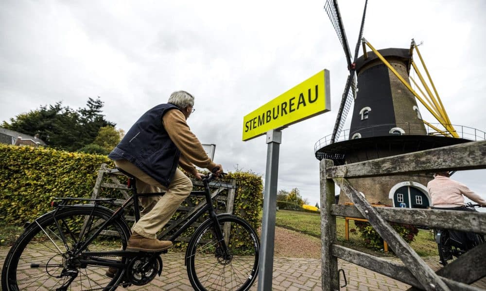 Los votantes llegan a un colegio electoral en el Kerkhovense Molen, un molino de viento en Oisterwijk, Países Bajos, 29 de octubre de 2025, para emitir sus votos en las elecciones de la Cámara de Representantes de los Países Bajos. (Elecciones, Países Bajos; Holanda) EFE/EPA/ROB ENGELAAR
