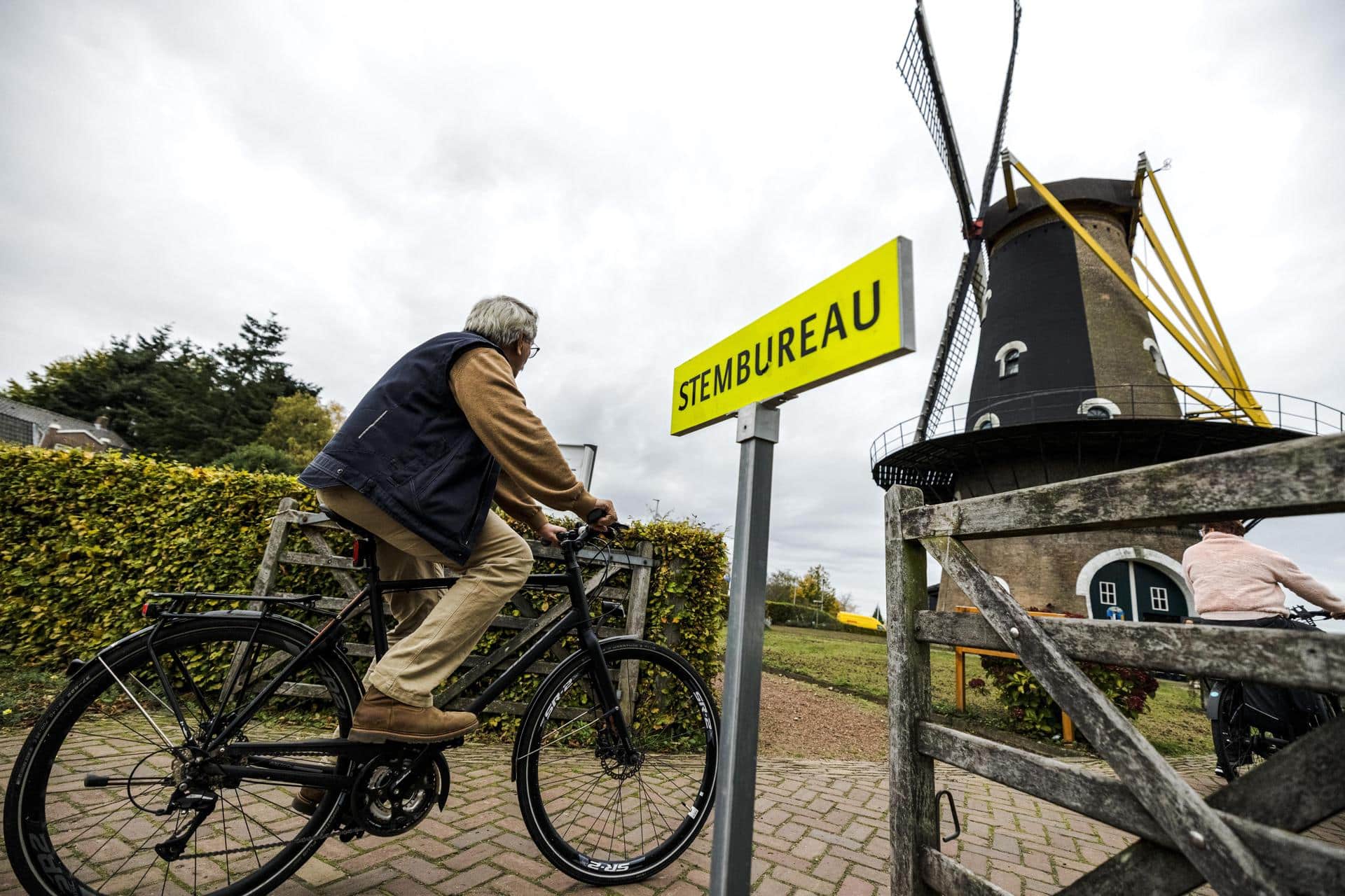 Los votantes llegan a un colegio electoral en el Kerkhovense Molen, un molino de viento en Oisterwijk, Países Bajos, 29 de octubre de 2025, para emitir sus votos en las elecciones de la Cámara de Representantes de los Países Bajos. (Elecciones, Países Bajos; Holanda) EFE/EPA/ROB ENGELAAR