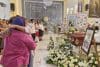 Personas asisten a una misa para honrar al sacerdote mexicano Bertoldo Pantaleón Estrada este martes, en la comunidad de Mezcala en el municipio de Chilpancingo en Guerrero (México). EFE/José Luis de la Cruz
