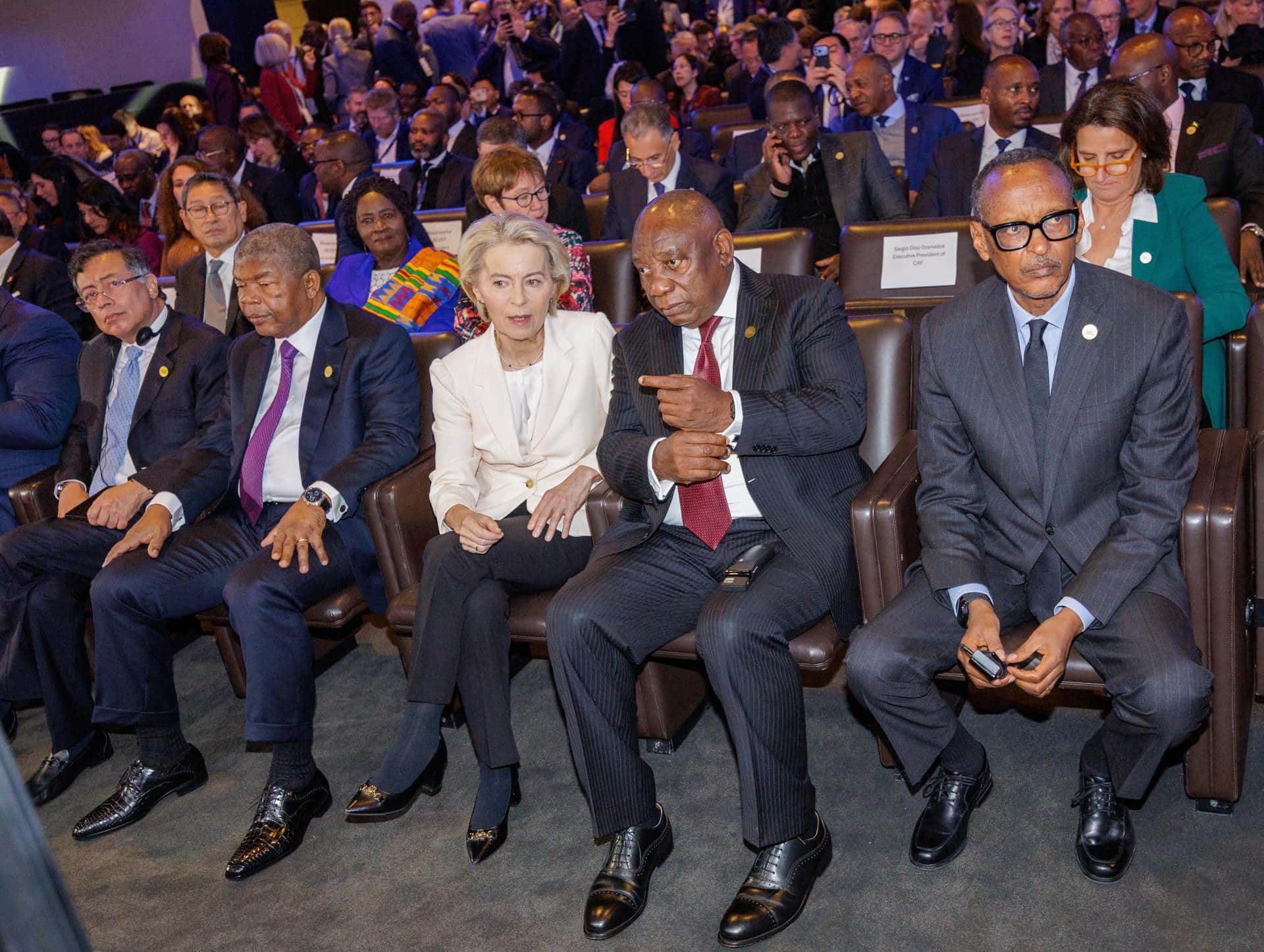 (L-D) Presidente de Colombia Gustavo Petro, Presidente de Angola Joao Lourenco, Presidenta de la Comisión Europea Ursula von der Leyen, Presidente de Sudáfrica Cyril Ramaphosa y Presidente de Ruanda Paul Kagame asisten al primer día del Foro Global Gateway en Bruselas, Bélgica, 09 de octubre de 2025. La segunda edición del foro tendrá lugar el 09 y 10 de octubre de 2025 en Bruselas. (Bélgica, Ruanda, Sudáfrica, Bruselas) EFE/EPA/OLIVIER MATTHYS