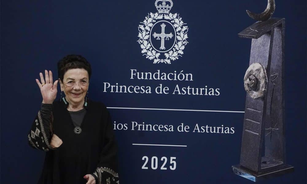 La fotógrafa mexicana Graciela Iturbide, Premio Princesa de Asturias de las Artes de 2025, llega a Oviedo, donde el viernes próximo recogerá el galardón en una ceremonia presidida por los reyes de España. EFE/Paco Paredes