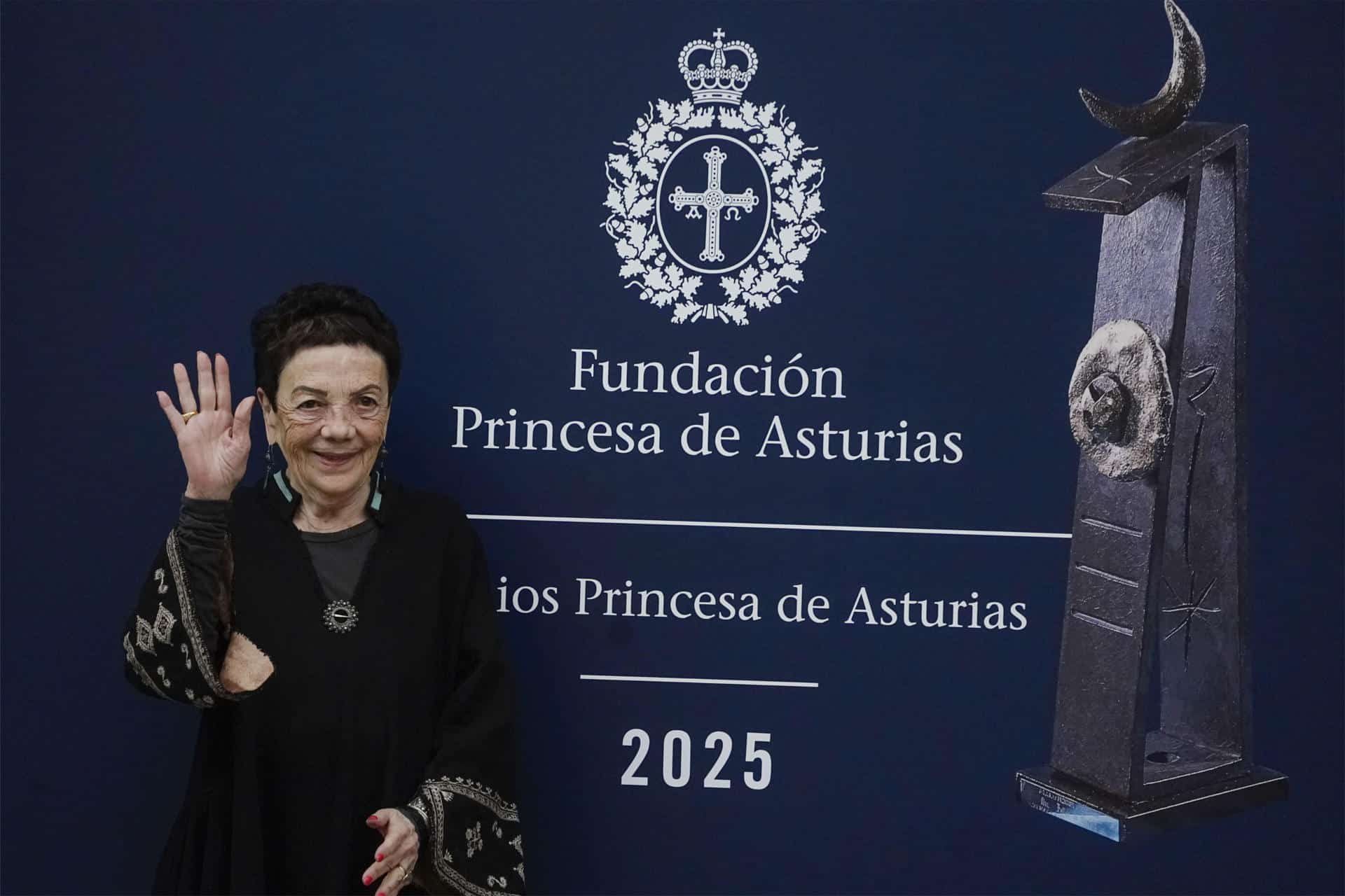 La fotógrafa mexicana Graciela Iturbide, Premio Princesa de Asturias de las Artes de 2025, llega a Oviedo, donde el viernes próximo recogerá el galardón en una ceremonia presidida por los reyes de España. EFE/Paco Paredes