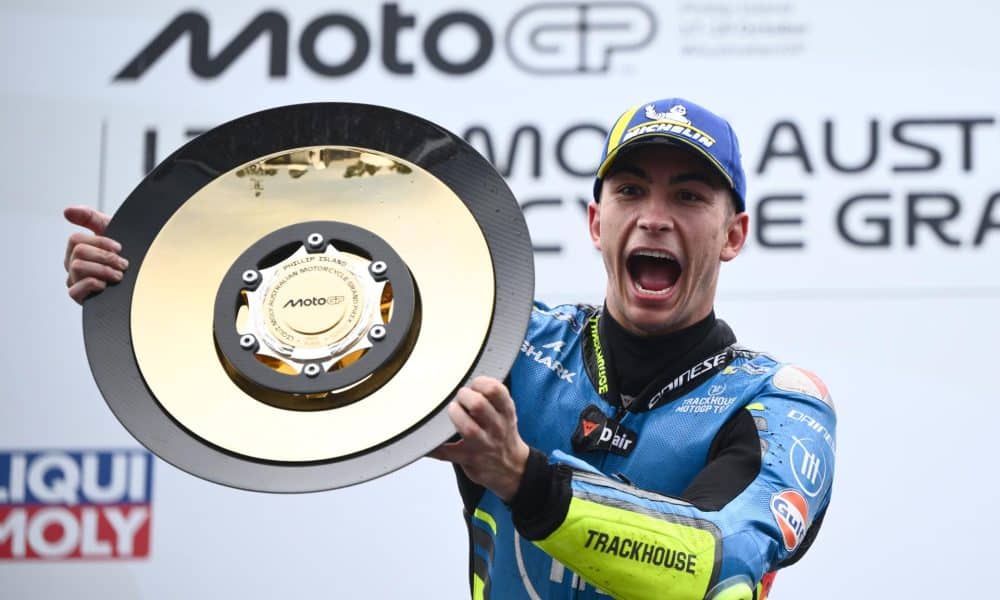 El español Raúl Fernández (Trackhouse Racing) celebra en el podio su victoria en MotoGP en el Grand Premio de Australia de Motociclismo en el circuito de Phillip Island, en Australia. EFE/JOEL CARRETT - NO ARCHIVING, EDITORIAL USE ONLY AUSTRALIA AND NEW ZEALAND OUT