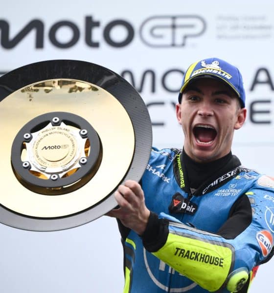 El español Raúl Fernández (Trackhouse Racing) celebra en el podio su victoria en MotoGP en el Grand Premio de Australia de Motociclismo en el circuito de Phillip Island, en Australia. EFE/JOEL CARRETT - NO ARCHIVING, EDITORIAL USE ONLY AUSTRALIA AND NEW ZEALAND OUT