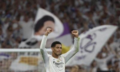 El centrocampista del Real Madrid Jude Bellingham celebra tras marcar ante la Juventus, durante el partido de la tercera jornada de la Liga de Campeones que Real Madrid y Juventus disputaron en el estadio Santiago Bernabéu. EFE/Sergio Pérez