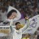 El centrocampista del Real Madrid Jude Bellingham celebra tras marcar ante la Juventus, durante el partido de la tercera jornada de la Liga de Campeones que Real Madrid y Juventus disputaron en el estadio Santiago Bernabéu. EFE/Sergio Pérez
