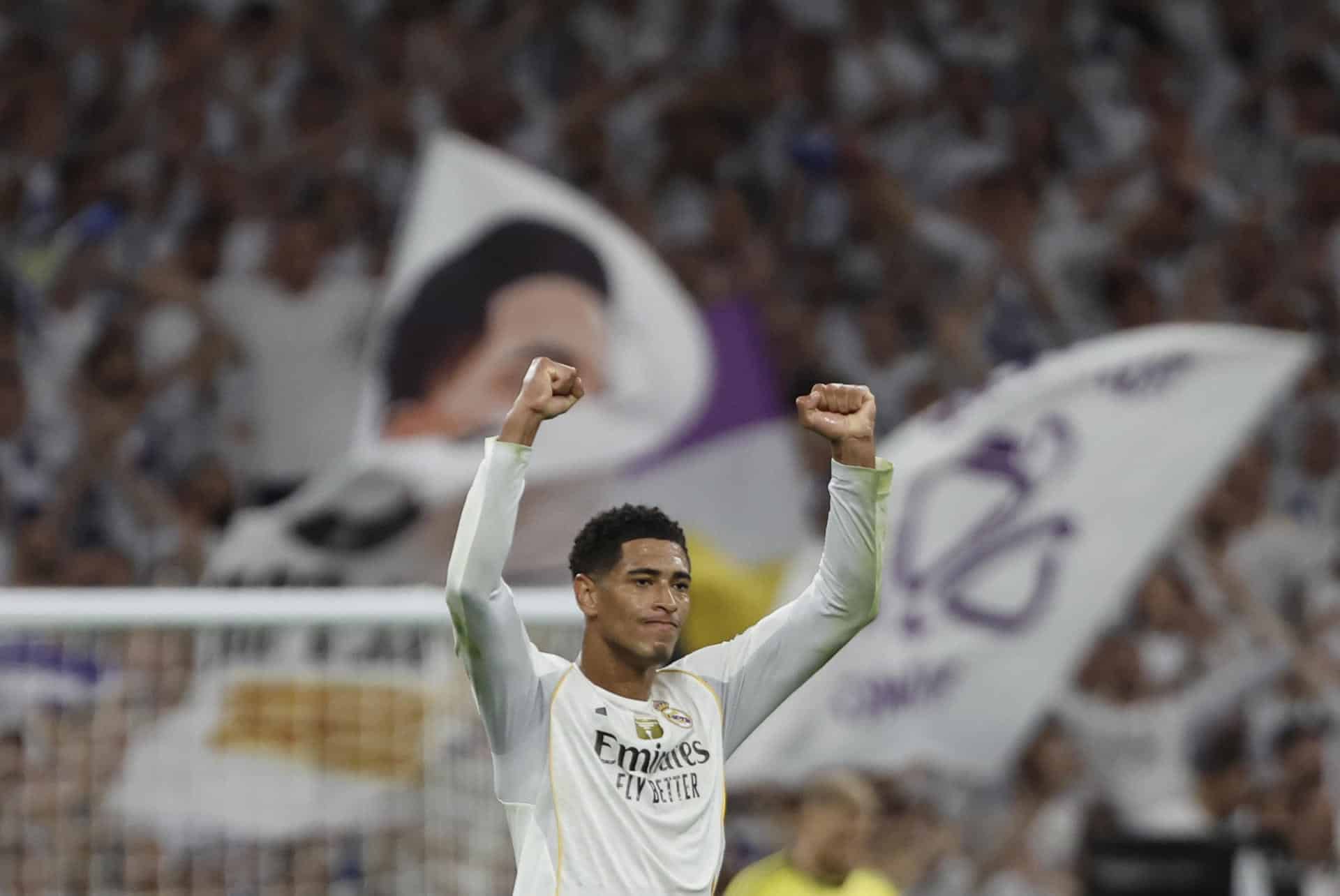 El centrocampista del Real Madrid Jude Bellingham celebra tras marcar ante la Juventus, durante el partido de la tercera jornada de la Liga de Campeones que Real Madrid y Juventus disputaron en el estadio Santiago Bernabéu. EFE/Sergio Pérez