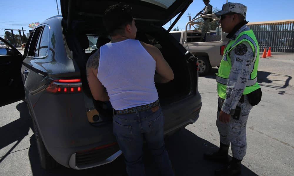 Fotografía del 19 de octubre de 2025 de un integrante de la Guardia Nacional (GN) revisando un vehículo en busca de armas y municiones en Ciudad Juárez (México). EFE/Luis Torres