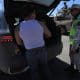 Fotografía del 19 de octubre de 2025 de un integrante de la Guardia Nacional (GN) revisando un vehículo en busca de armas y municiones en Ciudad Juárez (México). EFE/Luis Torres
