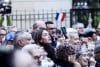 Seguidores del expresidente francés Nicolas Sarkozy reunidos delante de su casa. EFE/EPA/TERESA SUAREZ