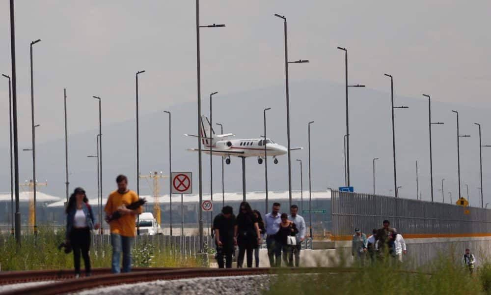 Personas caminan por las vías del tren suburbano que conecta con el Aeropuerto Internacional Felipe Ángeles (AIFA) en la población de Santa Lucía, Estado de México (México). Imagen de archivo. EFE/Sáshenka Gutiérrez