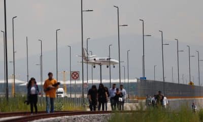 Personas caminan por las vías del tren suburbano que conecta con el Aeropuerto Internacional Felipe Ángeles (AIFA) en la población de Santa Lucía, Estado de México (México). Imagen de archivo. EFE/Sáshenka Gutiérrez