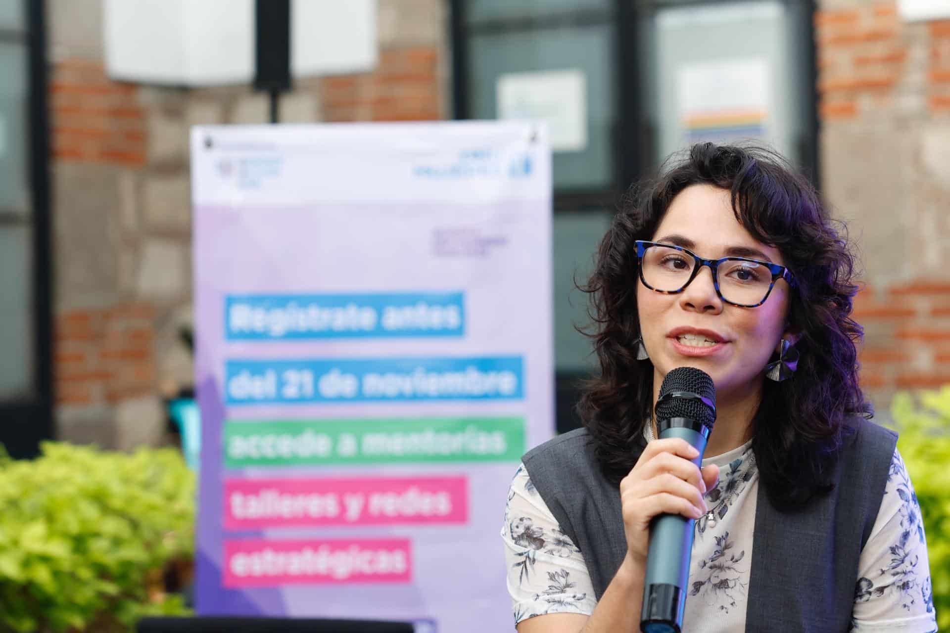 La cofundadora de Lactando Andrea Castillo habla en la presentación del panel 'Los cuidados como pilar de bienestar y desarrollo' este martes, en la Ciudad de México (México). EFE/Sáshenka Gutiérrez