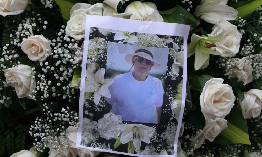 Detalle de una foto de archivo del líder social asesinado Jaime Vásquez, en un arreglo floral en Cúcuta (Colombia). EFE/ Mario Caicedo