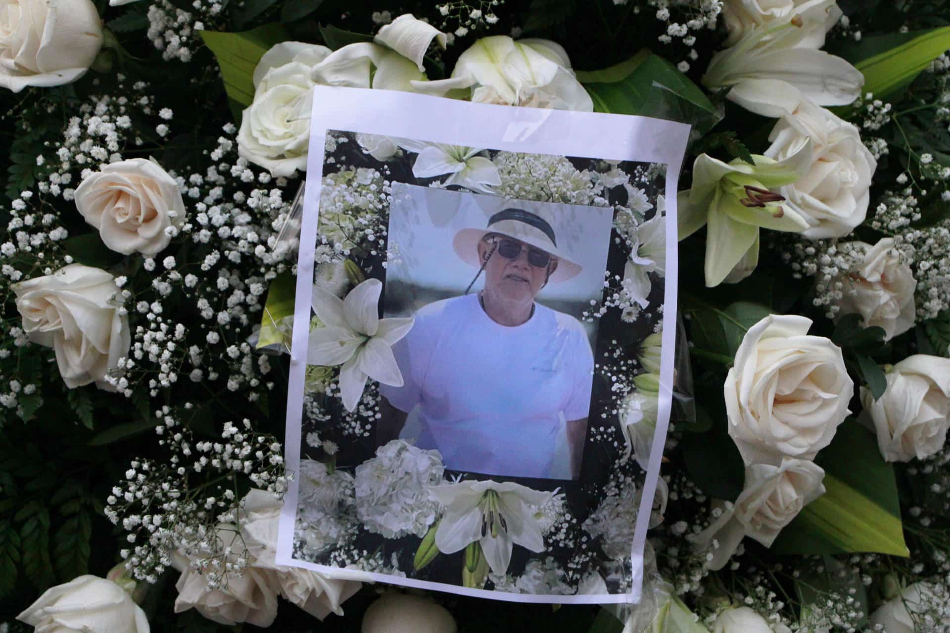 Detalle de una foto de archivo del líder social asesinado Jaime Vásquez, en un arreglo floral en Cúcuta (Colombia). EFE/ Mario Caicedo