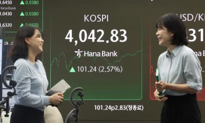 seoul (Korea, Republic Of), 27/10/2025.- A financial data screen in the dealing room of Hana Bank in Seoul, South Korea, 27 October 2025, shows the benchmark Korea Composite Stock Price Index (KOSPI) having jumped 101.24 points, or 2.57 percent, to close at 4,042.83. Seoul shares closed higher, surpassing the 4,000 mark for the first time, tracking overnight gains on Wall Street and strong advances in technology stocks amid hopes for a comprehensive U.S.-China trade deal. (Corea del Sur, Seúl) EFE/EPA/YONHAP SOUTH KOREA OUT