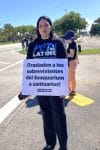 Wendy Fernández, una de las portavoces de la organización Personas por el Trato Ético de los Animales (PETA), posa con un cartel el 12 de octubre de 2025, frente a las puertas del Miami Seaquarium en Miami, Florida (Estados Unidos). EFE/ Ivonne Malaver