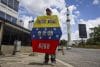 El activista Rafael Araujo sostiene una cometa con un mensaje referente al premio Nobel de la Paz 2025 a la líder opositora María Corina Machado, en Caracas (Venezuela). EFE/ Miguel Gutiérrez