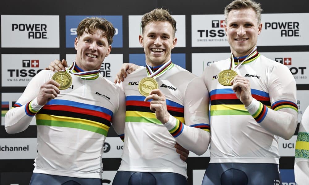 Roy van den Berg (i) , Harrie Lavreysen (c), y Jeffrey Hoogland, de Países Bajos, celebran en el podio luego de ganar el oro en la prueba de velocidad por equipos masculino en el Campeonato del Mundo de Ciclismo de Pista, en Santiago (Chile). EFE/Osvaldo Villarroel