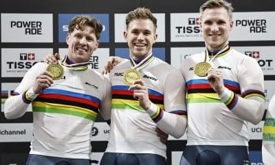 Roy van den Berg (i) , Harrie Lavreysen (c), y Jeffrey Hoogland, de Países Bajos, celebran en el podio luego de ganar el oro en la prueba de velocidad por equipos masculino en el Campeonato del Mundo de Ciclismo de Pista, en Santiago (Chile). EFE/Osvaldo Villarroel