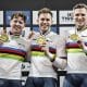 Roy van den Berg (i) , Harrie Lavreysen (c), y Jeffrey Hoogland, de Países Bajos, celebran en el podio luego de ganar el oro en la prueba de velocidad por equipos masculino en el Campeonato del Mundo de Ciclismo de Pista, en Santiago (Chile). EFE/Osvaldo Villarroel