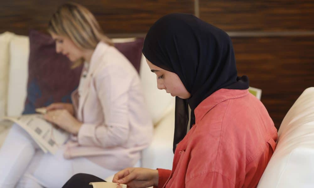 La gazatí Dalia Hammad (derecha) enseña a bordar al estilo tradicional palestino. EFE/J. P. Gandul