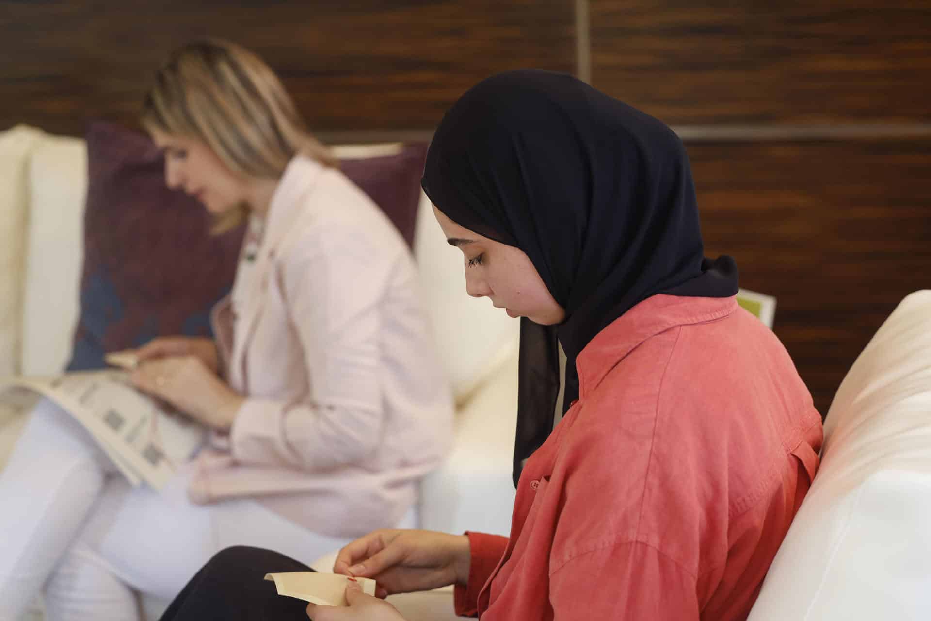 La gazatí Dalia Hammad (derecha) enseña a bordar al estilo tradicional palestino. EFE/J. P. Gandul