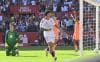 El delantero del Sevilla Isaac Romero celebra su gol contra el Barcelona, durante el partido de la jornada 8 de Laliga EA Sports, en el estadio Sánchez-Pizjuán en Sevilla.-EFE/ Raúl Caro

