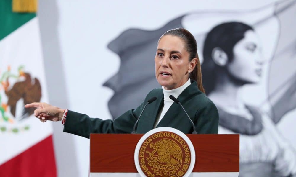 La presidenta de México, Claudia Sheinbaum, habla durante una rueda de prensa este viernes, en el Palacio Nacional, en Ciudad de México (México). EFE/Mario Guzmán