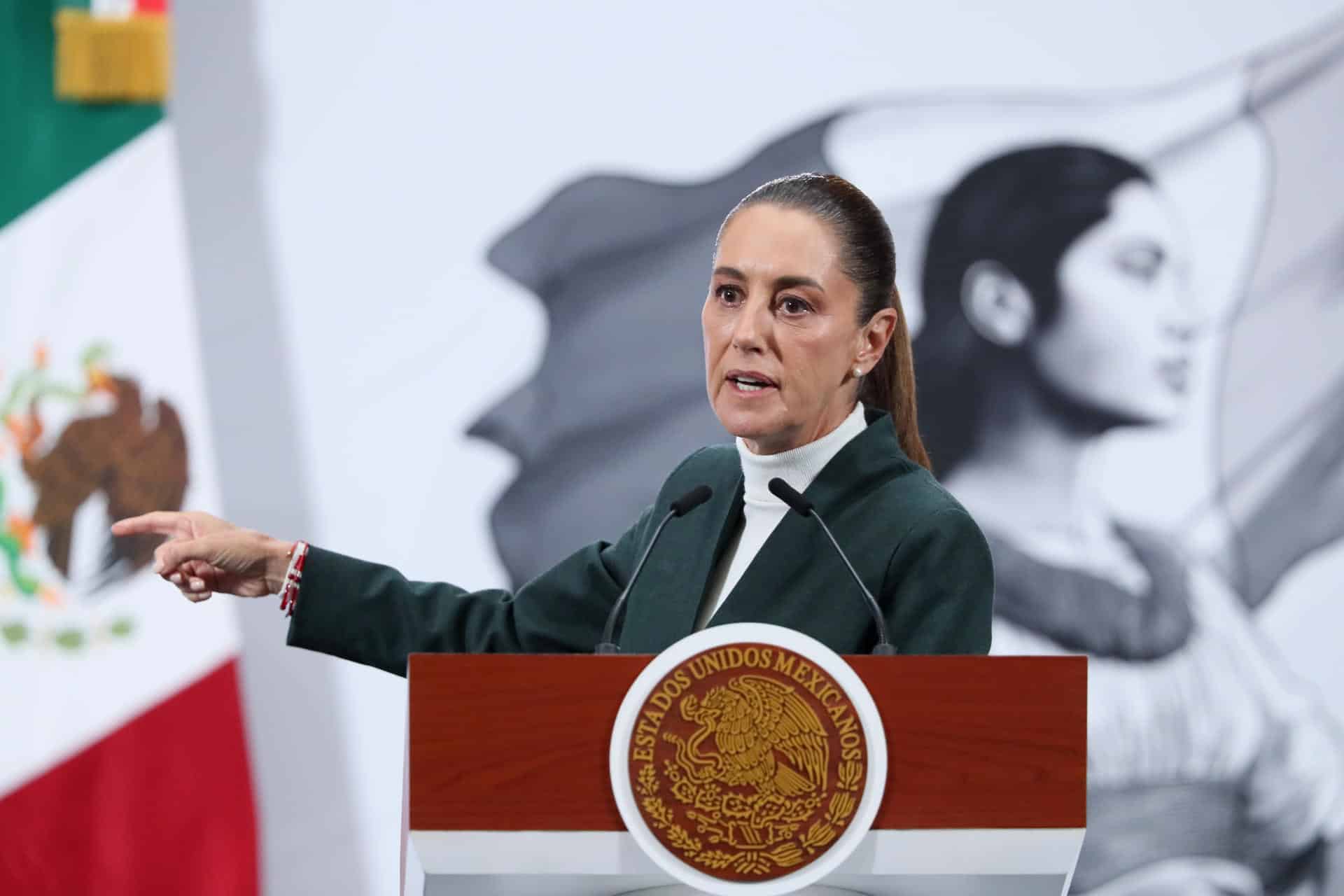 La presidenta de México, Claudia Sheinbaum, habla durante una rueda de prensa este viernes, en el Palacio Nacional, en Ciudad de México (México). EFE/Mario Guzmán