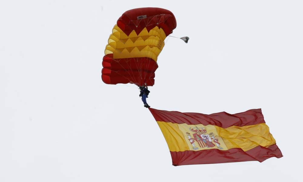Un salto paracaidista durante el desfile de las Fuerzas Armadas con motivo de la Fiesta Nacional en España. EFE/ Chema Moya