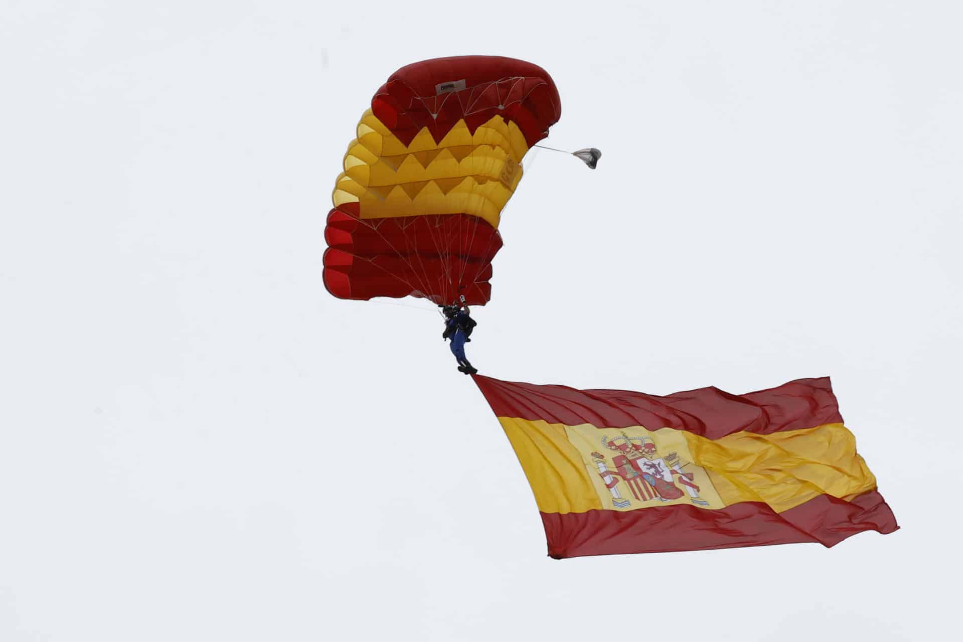 Un salto paracaidista durante el desfile de las Fuerzas Armadas con motivo de la Fiesta Nacional en España. EFE/ Chema Moya