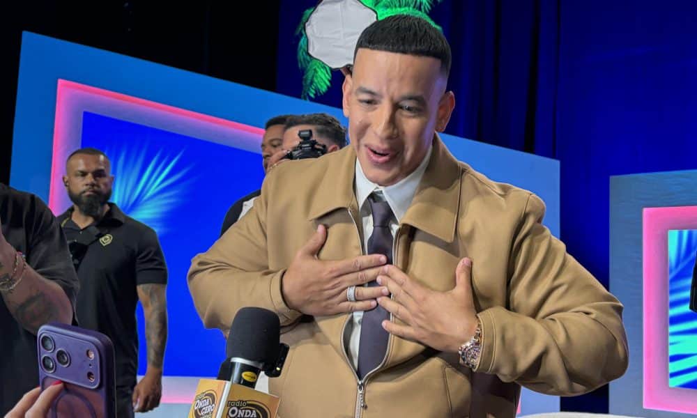 El reguetonero puertorriqueño Daddy Yankee reacciona durante el tercer día de la Semana de la Música Latina de Billboard este miércoles, en el teatro The Fillmore, en Miami Beach (EE.UU.). EFE/ Pedro Pablo Cortés