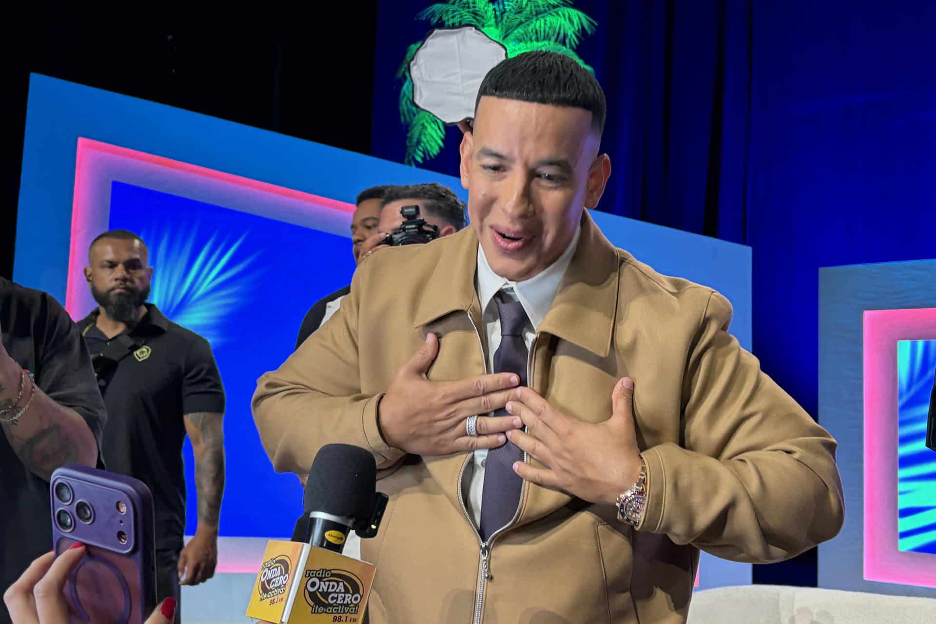 El reguetonero puertorriqueño Daddy Yankee reacciona durante el tercer día de la Semana de la Música Latina de Billboard este miércoles, en el teatro The Fillmore, en Miami Beach (EE.UU.). EFE/ Pedro Pablo Cortés
