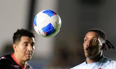 El extremo Ramsés Shadith de León (d) de San Miguelito disputa el balón durante el partido que su equipo ganó este jueves en Penonomé a Xelajú, pero no le alcanzó para avanzar a las semifinales de la Copa Centroamericana de la Concacaf. EFE/ Bienvenido Velasco