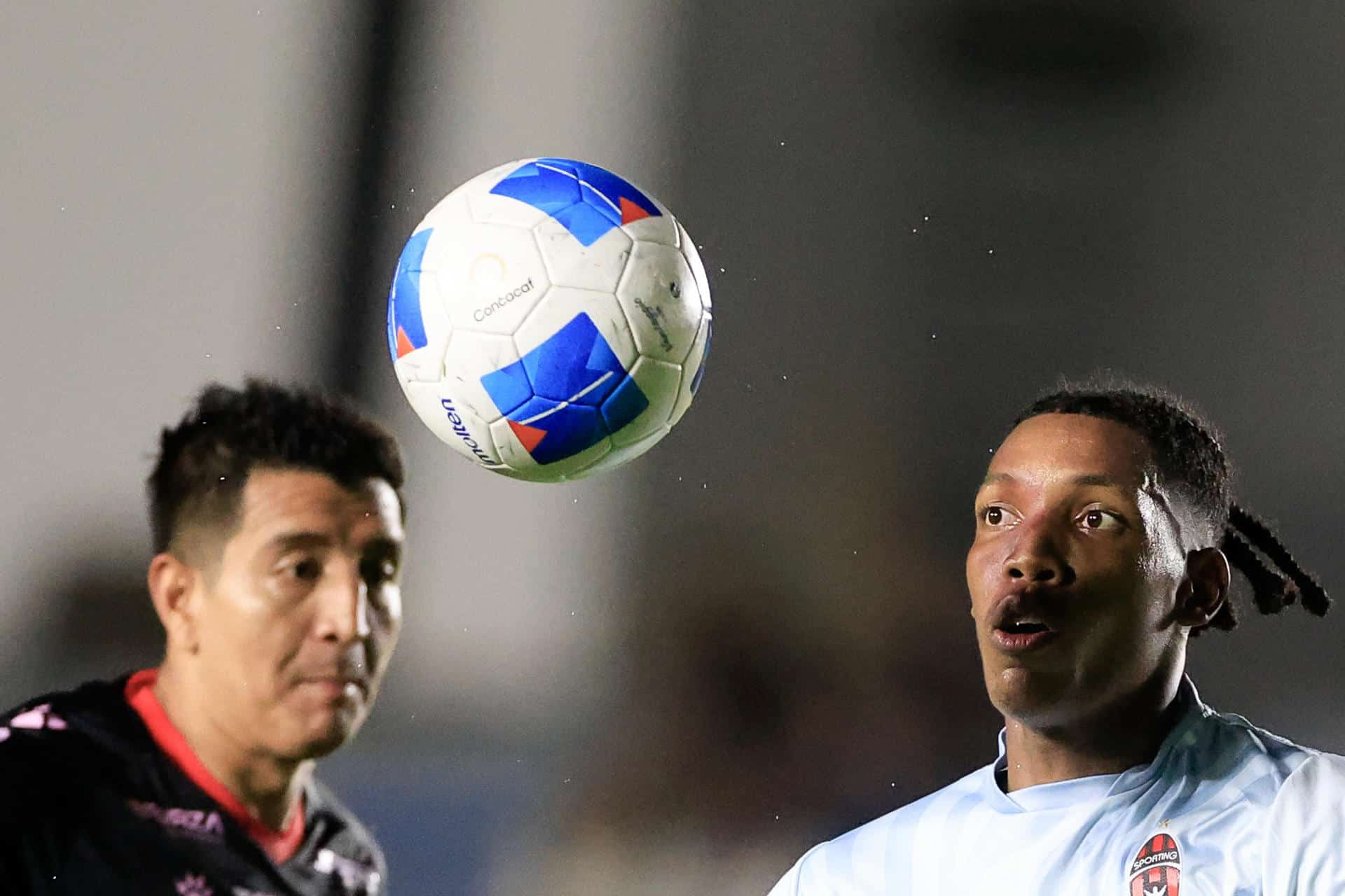 El extremo Ramsés Shadith de León (d) de San Miguelito disputa el balón durante el partido que su equipo ganó este jueves en Penonomé a Xelajú, pero no le alcanzó para avanzar a las semifinales de la Copa Centroamericana de la Concacaf. EFE/ Bienvenido Velasco
