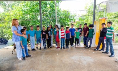 Fotografía del 27 de septiembre de 2025, que muestra a la maestra Yudith Thomas (i) durante una clase con un grupo de niños del Grupo de Apoyo a Migrantes de La Romaine (Larms), en San Fernando (Trinidad y Tobago). EFE/ Andrea De Silva