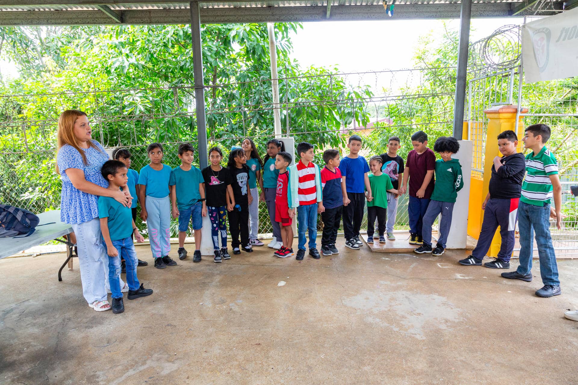 Fotografía del 27 de septiembre de 2025, que muestra a la maestra Yudith Thomas (i) durante una clase con un grupo de niños del Grupo de Apoyo a Migrantes de La Romaine (Larms), en San Fernando (Trinidad y Tobago). EFE/ Andrea De Silva