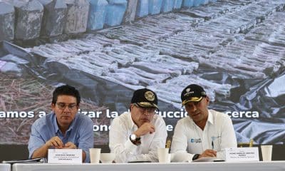 El presidente de Colombia, Gustavo Petro (c), y el ministro de Defensa, Pedro Sánchez (d), participan en un evento protocolario de destrucción de armas este miércoles, en Puerto Asís (Colombia). EFE/ Mauricio Dueñas Castañeda