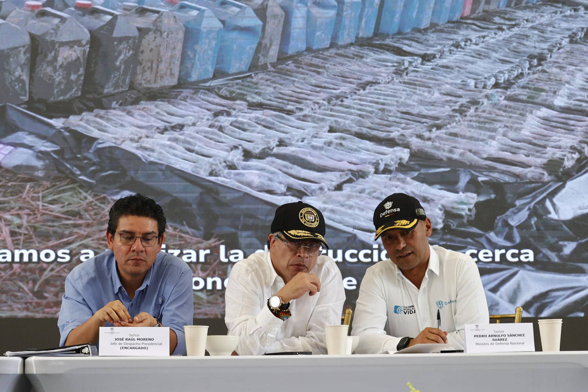 El presidente de Colombia, Gustavo Petro (c), y el ministro de Defensa, Pedro Sánchez (d), participan en un evento protocolario de destrucción de armas este miércoles, en Puerto Asís (Colombia). EFE/ Mauricio Dueñas Castañeda