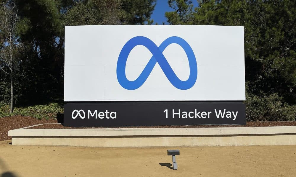 Fotografía de archivo en donde se ve el logo de la tecnológica Meta. EFE/JOHN G. MABANGLO