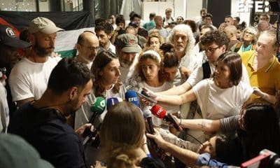 Llegada este lunes al aeropuerto de Barajas, en Madrid, de otro grupo de activistas españoles que integraban la flotilla Global Sumud, en un avión A-400 de la Fuerza Aérea Española. EFE/Juanjo Martín