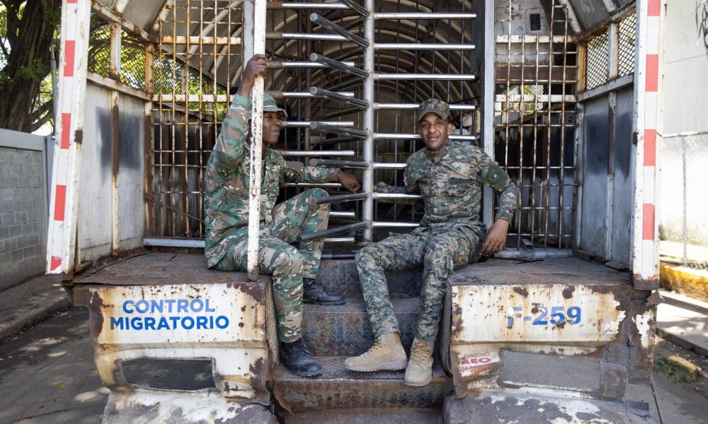 Militares custodian un camión de deportación que ingresa al centro de detención de la Dirección General de Migración este miércoles, en Haina (República Dominicana). EFE/ Orlando Barría