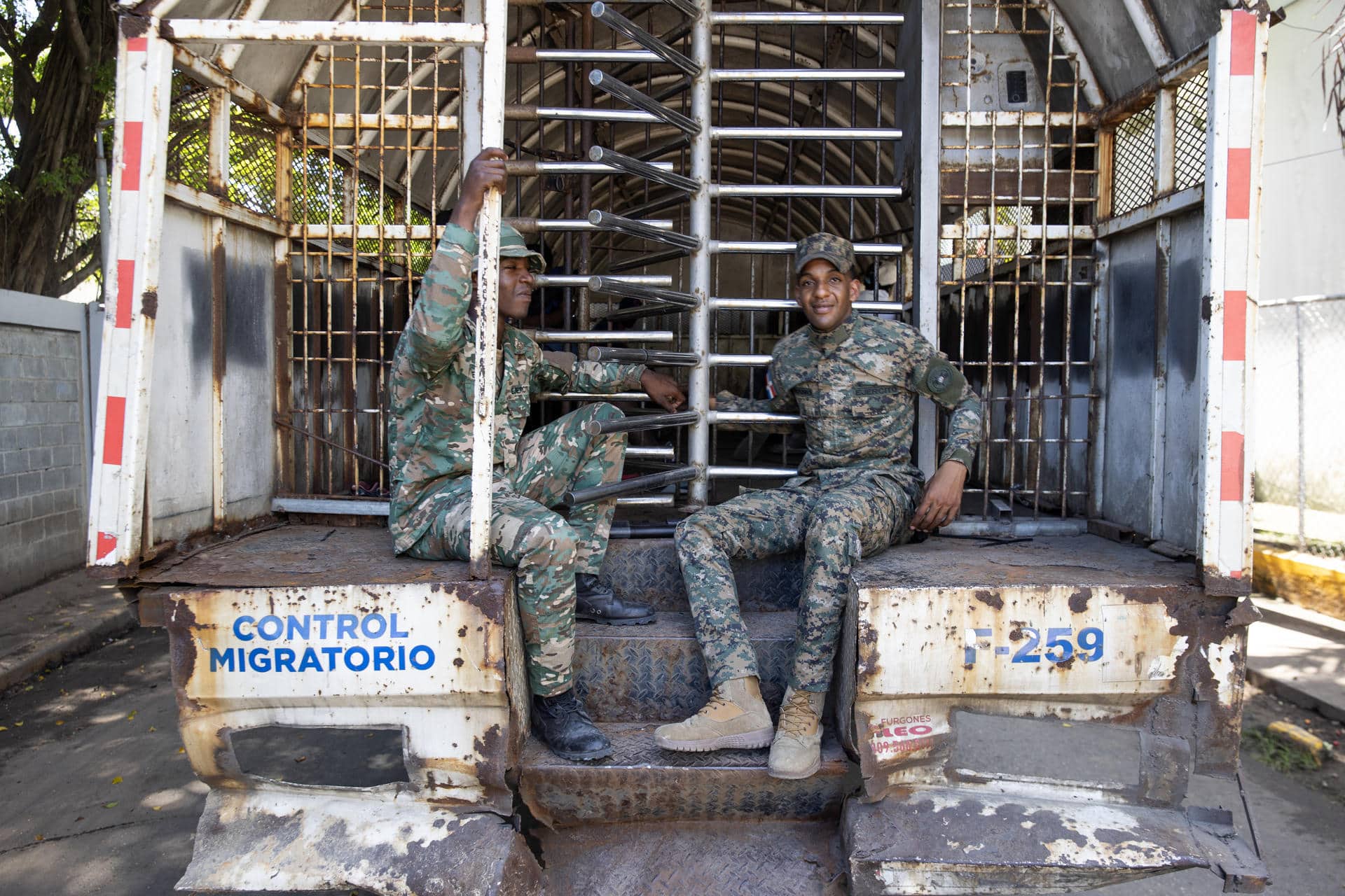 Militares custodian un camión de deportación que ingresa al centro de detención de la Dirección General de Migración este miércoles, en Haina (República Dominicana). EFE/ Orlando Barría