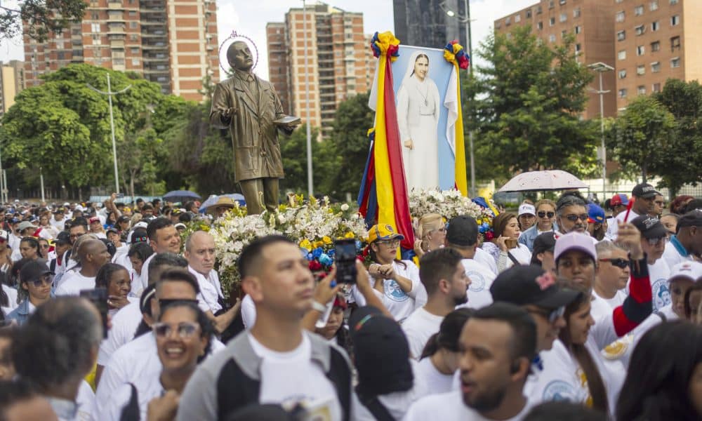 Personas participan en una marcha para celebrar la canonización de los primeros dos santos venezolanos, el médico José Gregorio Hernández y la religiosa Carmen Rendiles este miércoles, en Caracas (Venezuela). EFE/ Miguel Gutiérrez