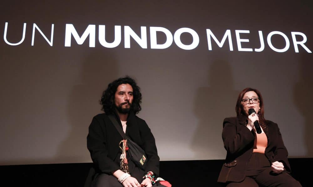 La cineasta mexicana Janette Juárez (d) habla durante una rueda de prensa este jueves, en Ciudad de México (México). EFE/Alex Cruz