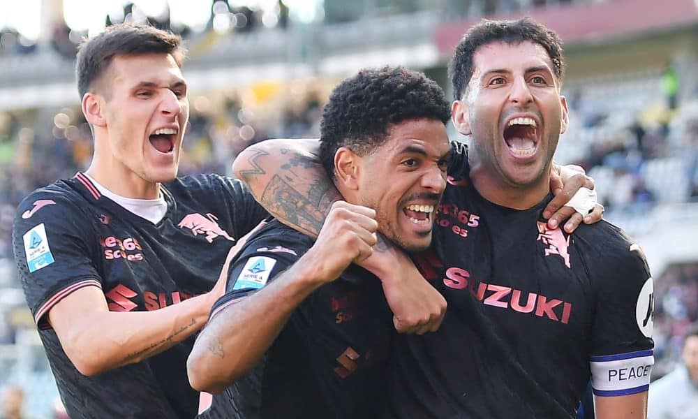 El chileno Guillermo Maripán (dch) salvó este domingo al Torino con un gol en el minuto 90 que completó la remontada ante el Génova (2-1), ahogado en la parte baja de la tabla sin conocer la victoria en lo que va de temporada. EFE/EPA/ALESSANDRO DI MARCO