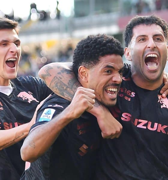 El chileno Guillermo Maripán (dch) salvó este domingo al Torino con un gol en el minuto 90 que completó la remontada ante el Génova (2-1), ahogado en la parte baja de la tabla sin conocer la victoria en lo que va de temporada. EFE/EPA/ALESSANDRO DI MARCO