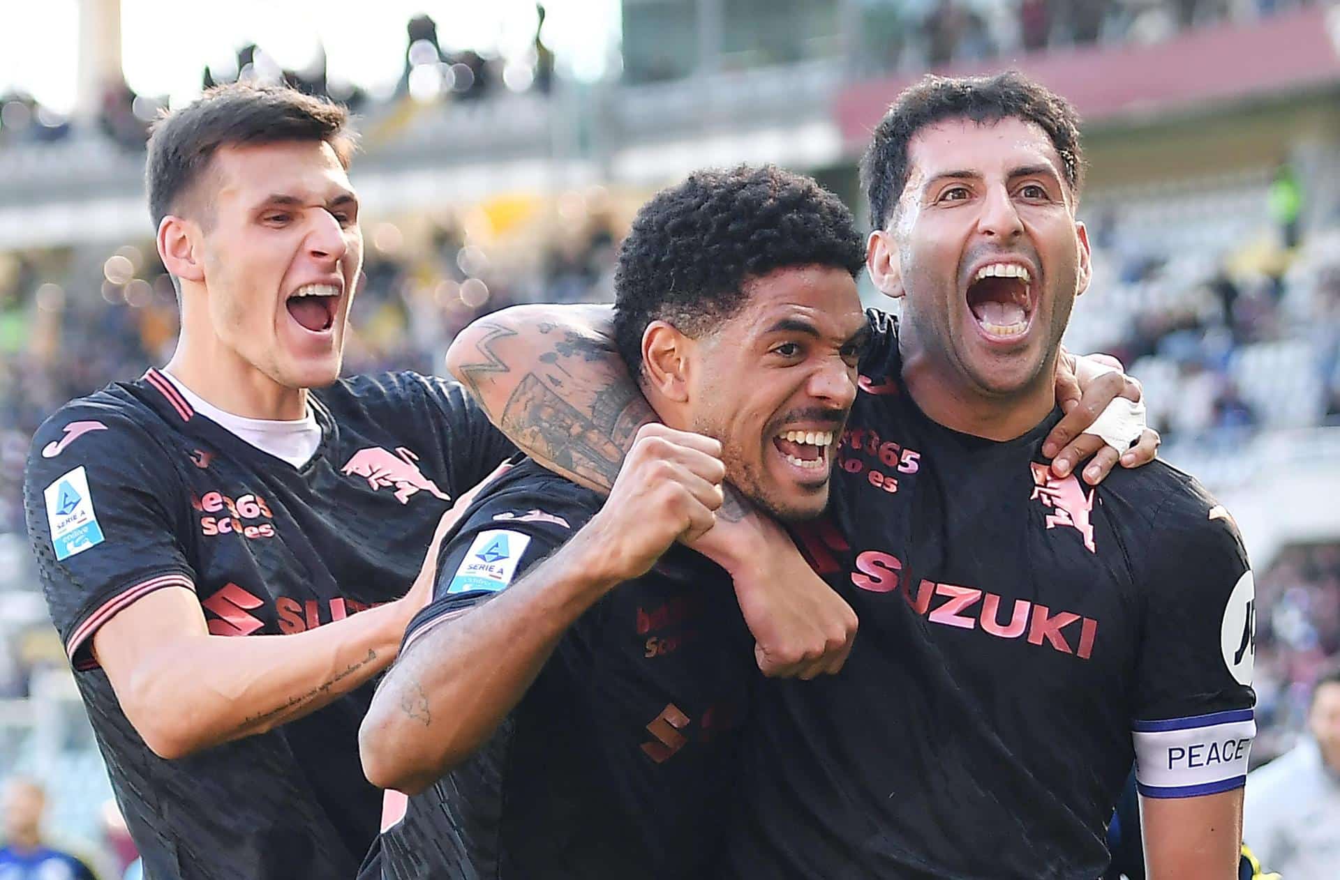 El chileno Guillermo Maripán (dch) salvó este domingo al Torino con un gol en el minuto 90 que completó la remontada ante el Génova (2-1), ahogado en la parte baja de la tabla sin conocer la victoria en lo que va de temporada. EFE/EPA/ALESSANDRO DI MARCO